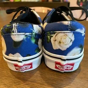 Blue vans deals with roses